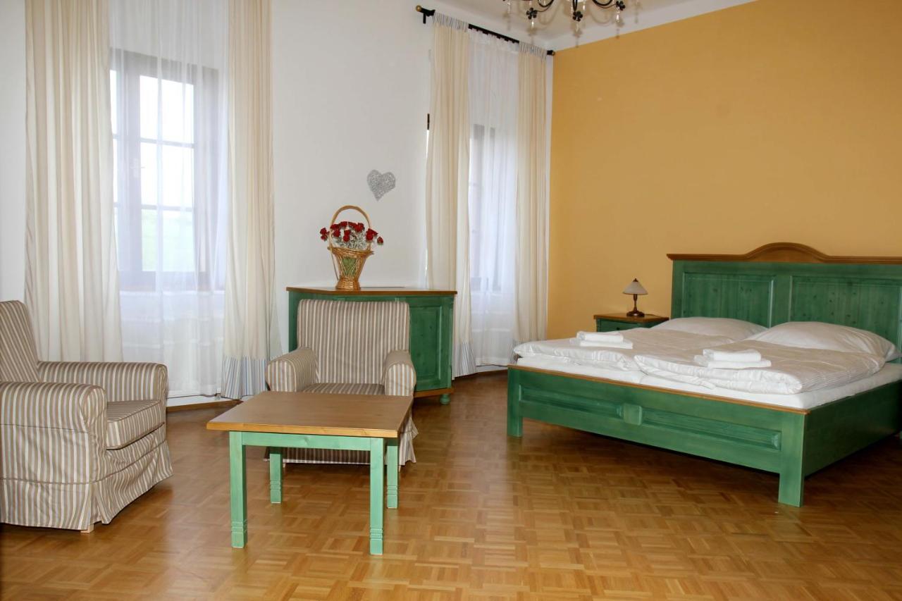 Hotel Zámek Libouň Louňovice pod Blaníkem Esterno foto