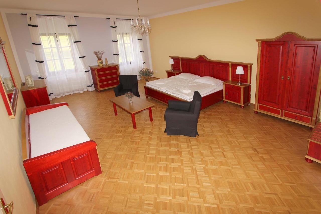 Hotel Zámek Libouň Louňovice pod Blaníkem Esterno foto