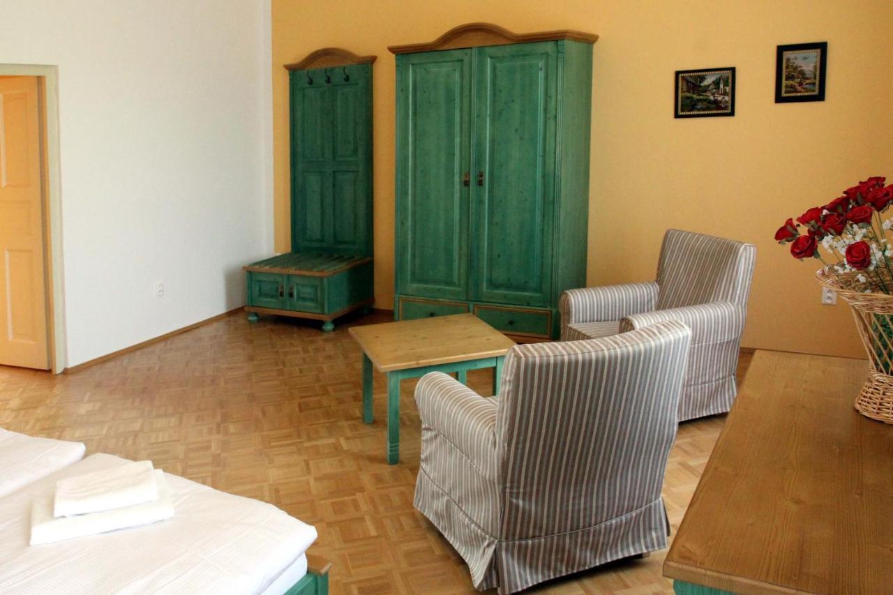 Hotel Zámek Libouň Louňovice pod Blaníkem Esterno foto